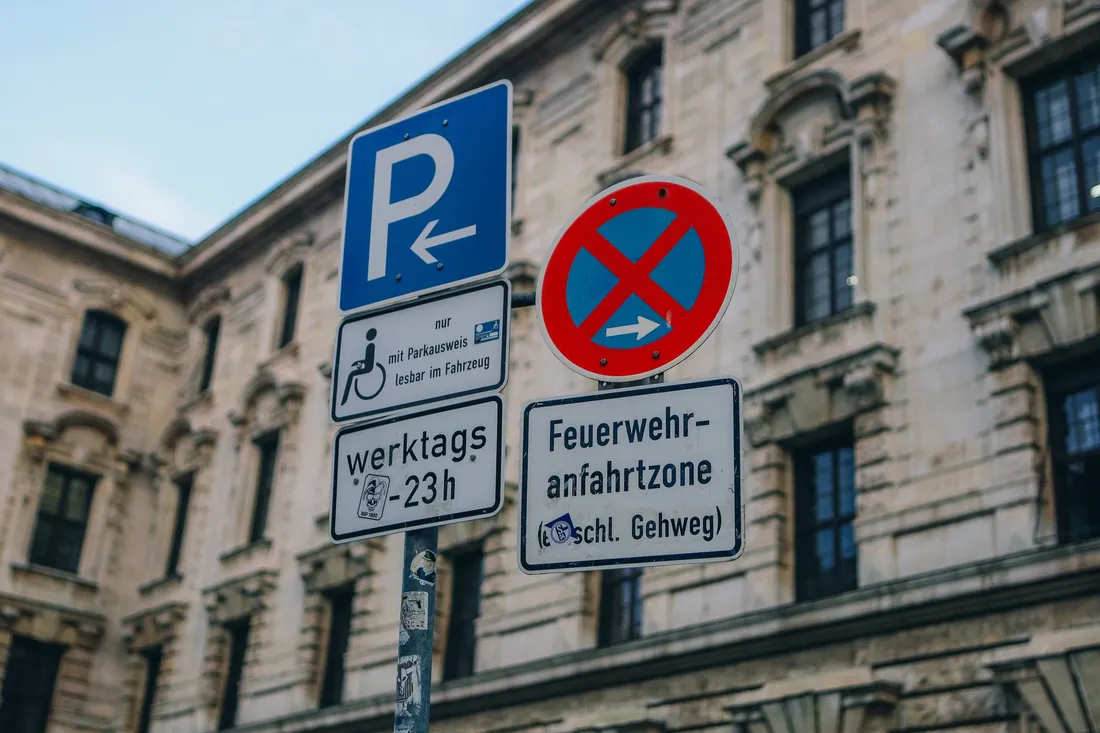 Mobiles Halteverbotsschild am Straßenrand