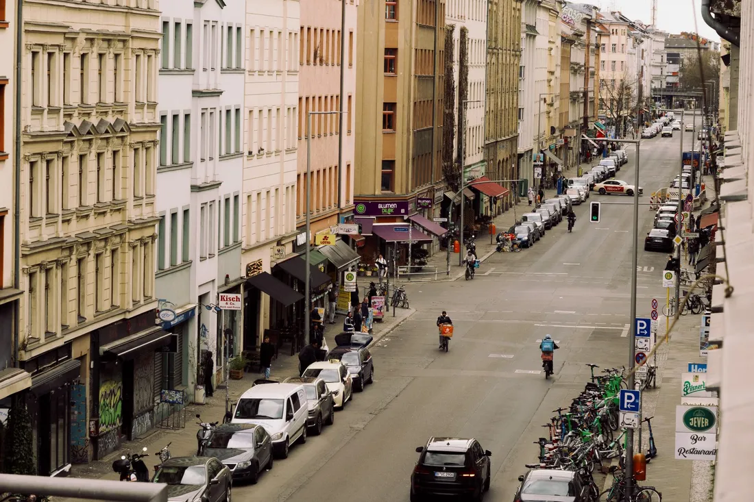 Ruhige Wohnstraße mit Bäumen und mehrgeschossigen Wohnhäusern