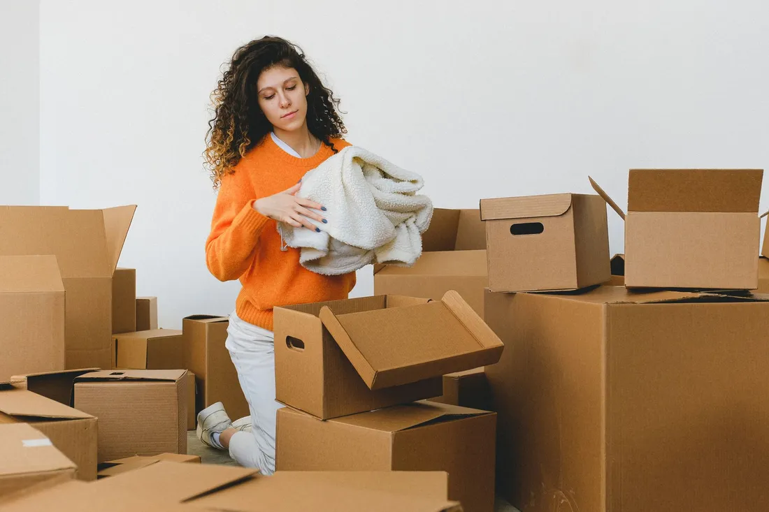Umzugskartons werden in einer Wohnung gepackt